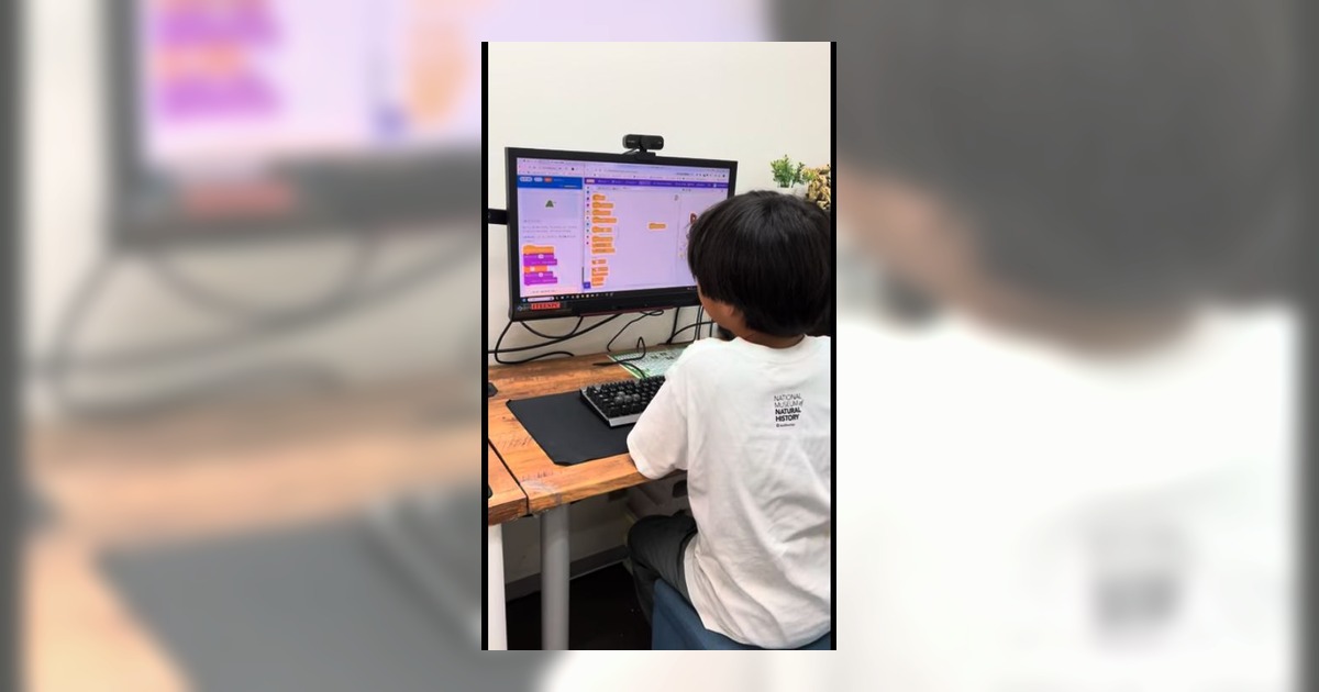 二人で画面を見ながら作品づくりを進める小学生