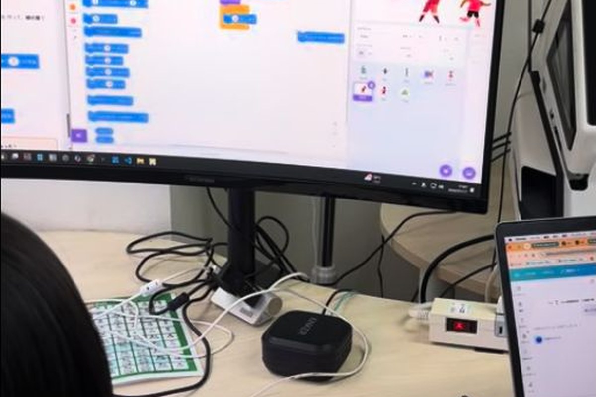 二人で画面を見ながら作品づくりを進める小学生