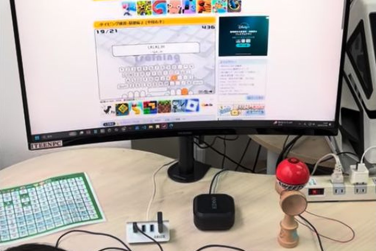 キーボードを使ってゲーム制作に取り組む子どもの手元