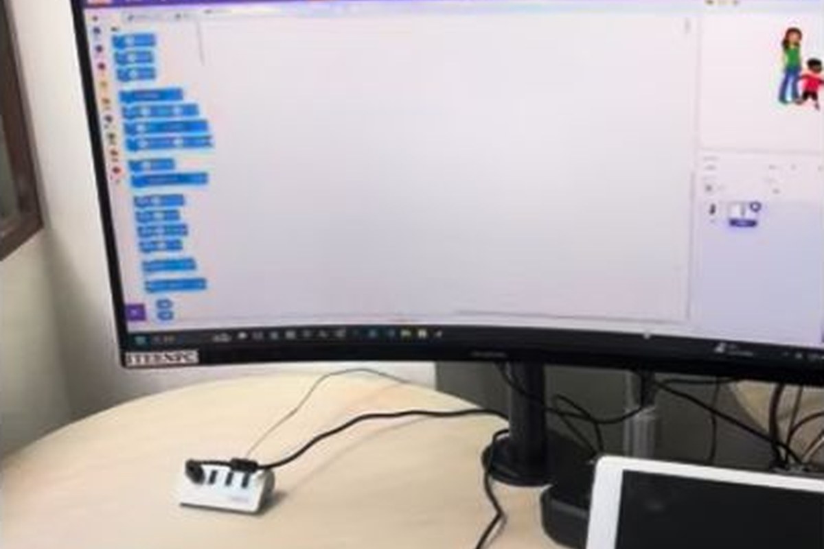 Scratchの画面を使ってゲーム制作を進めているパソコン画面