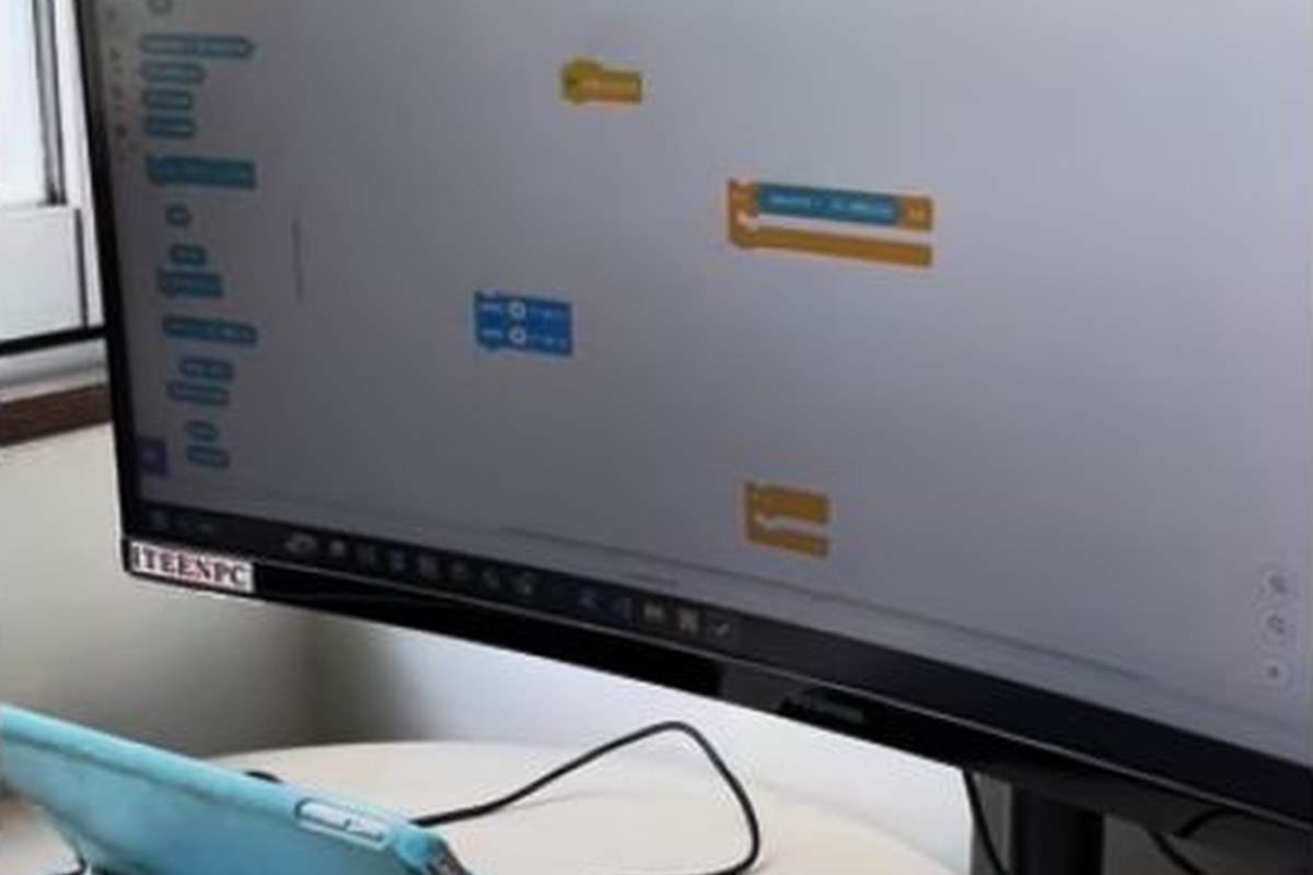 プログラミング学習で使うモニターとキーボード