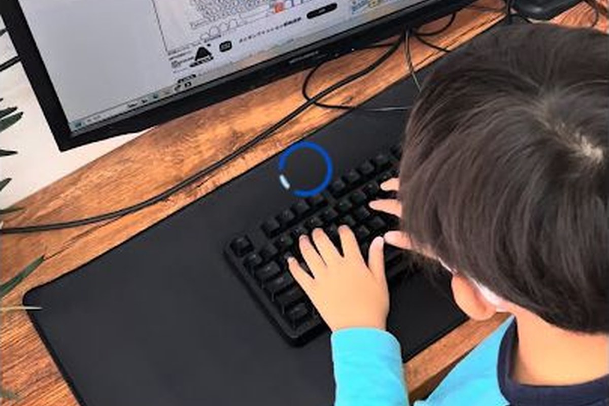 キーボードを使ってゲーム制作に取り組む子どもの手元