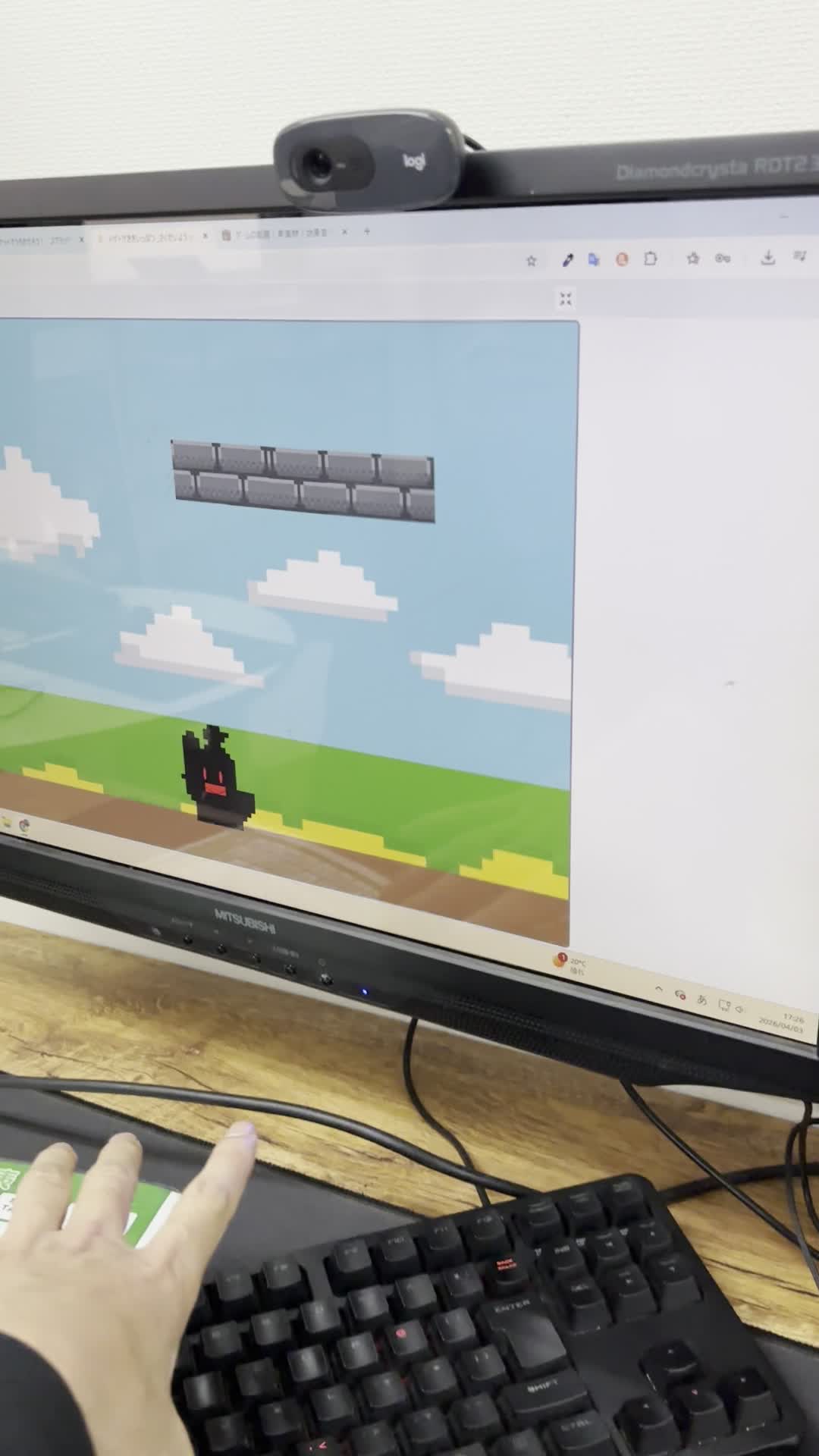 小学生がプログラミング体験でパソコンを操作している様子