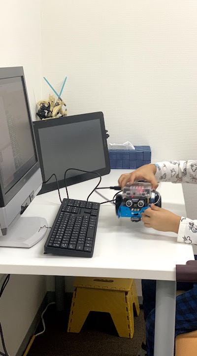ロボットを組み立てながらプログラミング学習に取り組む小学生の手元